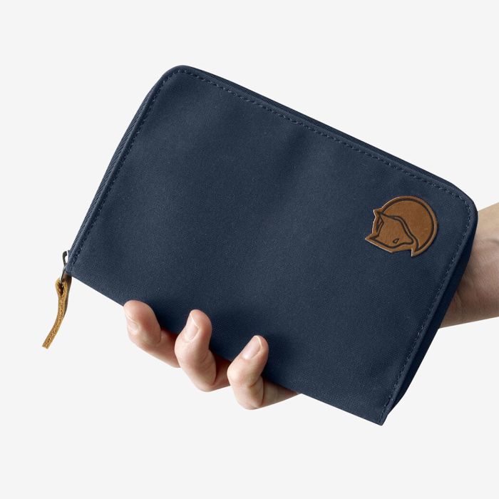 Portfel Fjallraven Passport Wallet dark olive || 'Portfel\u0020Fjallraven\u0020Passport\u0020Wallet\u0020dark\u0020olive'