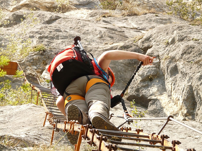 Czym jest via ferrata? Jak przygotować się do wspinaczki w trudnych warunkach