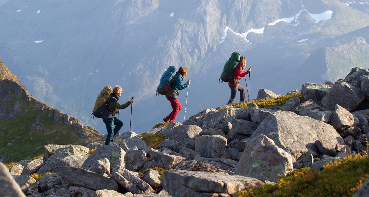 Co wyróżnia damskie plecaki turystyczne?