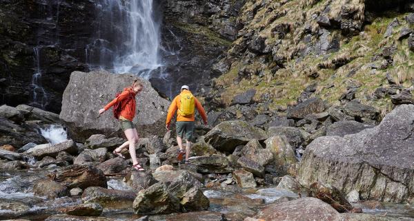 Sandały turystyczne – w sam raz na wędrówki po górach. 5 powodów, dla których ich potrzebujesz