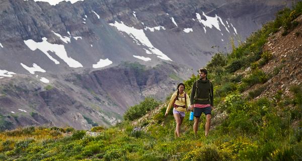 Bluza w góry i na wycieczki outdoorowe – na co trzeba zwrócić szczególną uwagę oraz jaką wybrać?