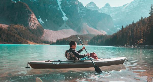 Co zabrać na spływ kajakowy? Sprawdź, co ubrać i jak się przygotować na kajaki