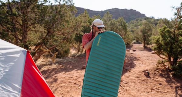 Karimata, materac czy mata samopompująca - na czym spędzić noc (nie tylko) pod namiotem?