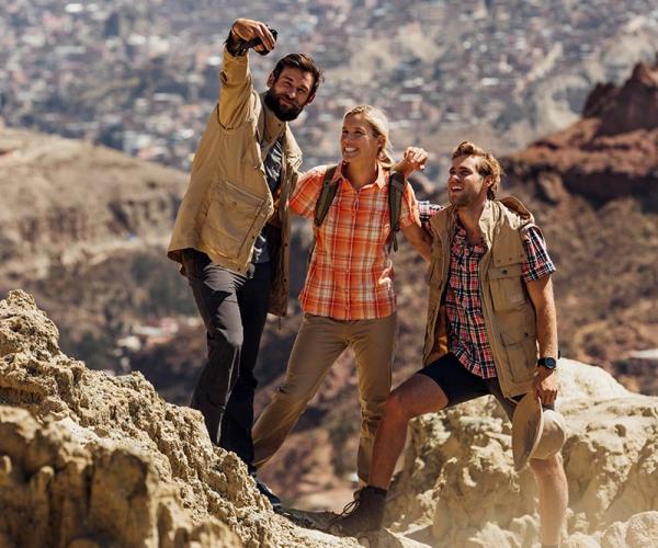 Jaką koszulę turystyczną wybrać na górską wycieczkę? Koszule z długim czy krótkim rękawem?