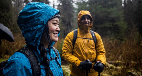 Kurtki przeciwdeszczowe – zobacz polecane produkty!