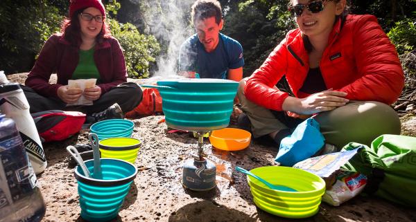 Praktyczne niezbędniki i przyborniki turystyczne, które warto mieć na biwaku