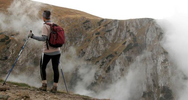 Nordic walking – czy warto chodzić z kijkami? Kto powinien zainteresować się marszem z kijkami?