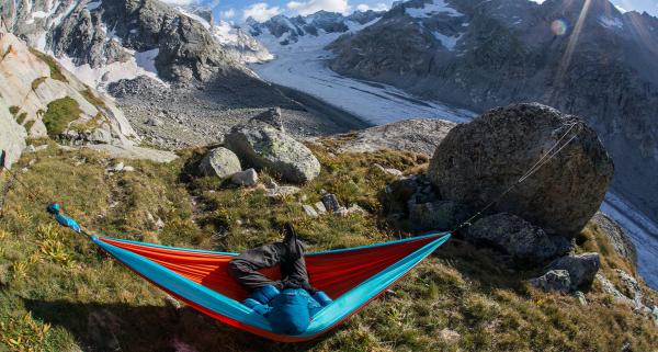 Sen na szlaku i na dziko: namioty, hamaki, tarpy, płachty biwakowe. Bushcraft a bezpieczne nocowanie w terenie