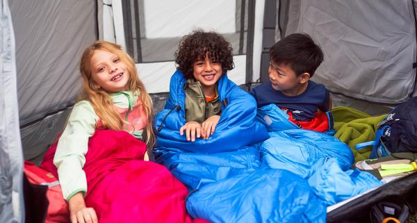 Pierwszy śpiwór turystyczny dla dziecka – jak go wybrać?