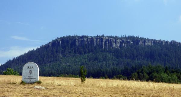 Góry Stołowe - co warto zobaczyć? Odkryj wyjątkowe miejsca malowniczego pasma górskiego w łańcuchu Sudetów!