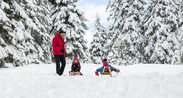 Zimowe ubrania dziecięce – poradnik: Jak prawidłowo ubrać dziecko na sanki, narty czy snowboard?