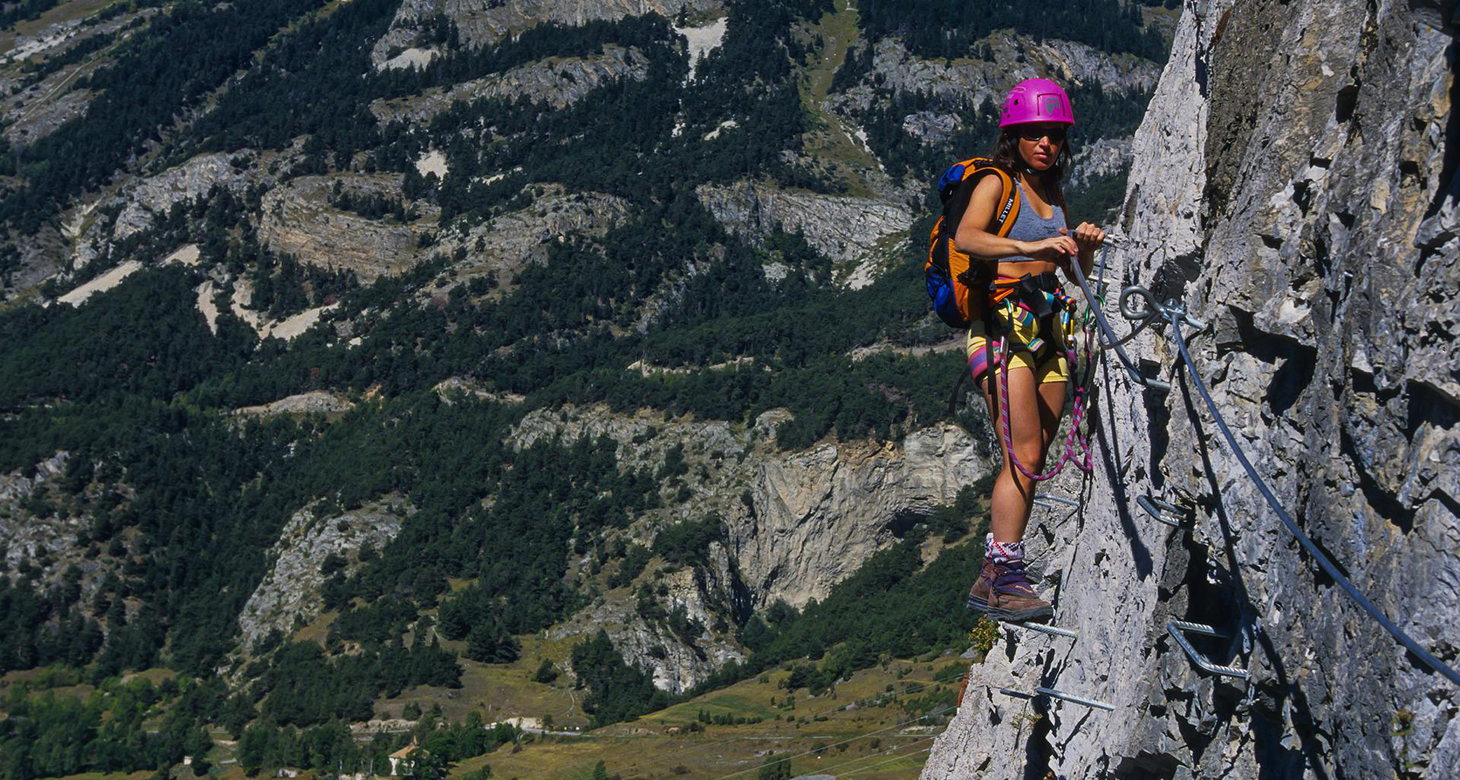 Via ferrata: poszukując nowych wrażeń górskiej wspinaczki. Zobacz jak wygląda spacer żelazną drogą!