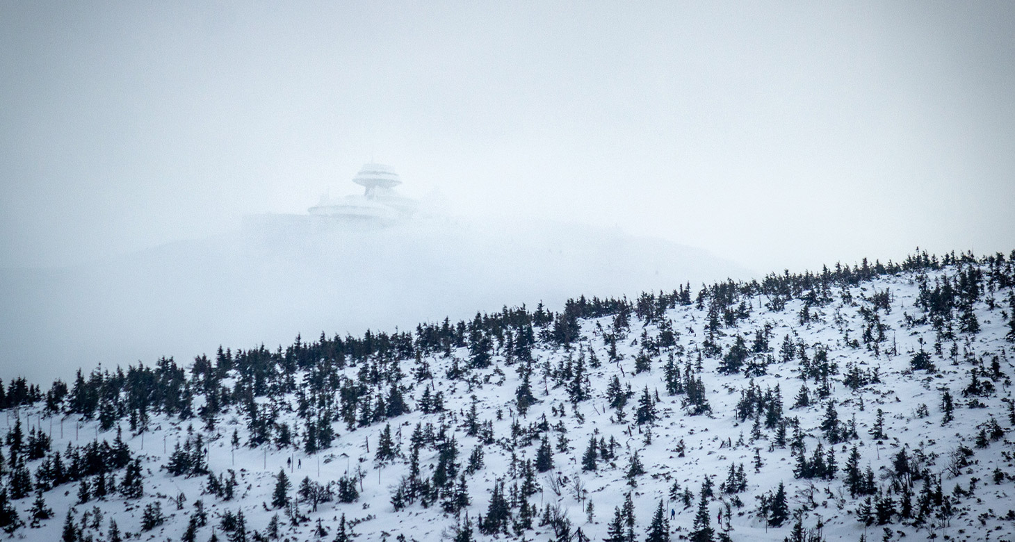 Zima w Karkonoszach – co zwiedzić i jak się przygotować? Polecane zimowe szlaki w Karkonoszach